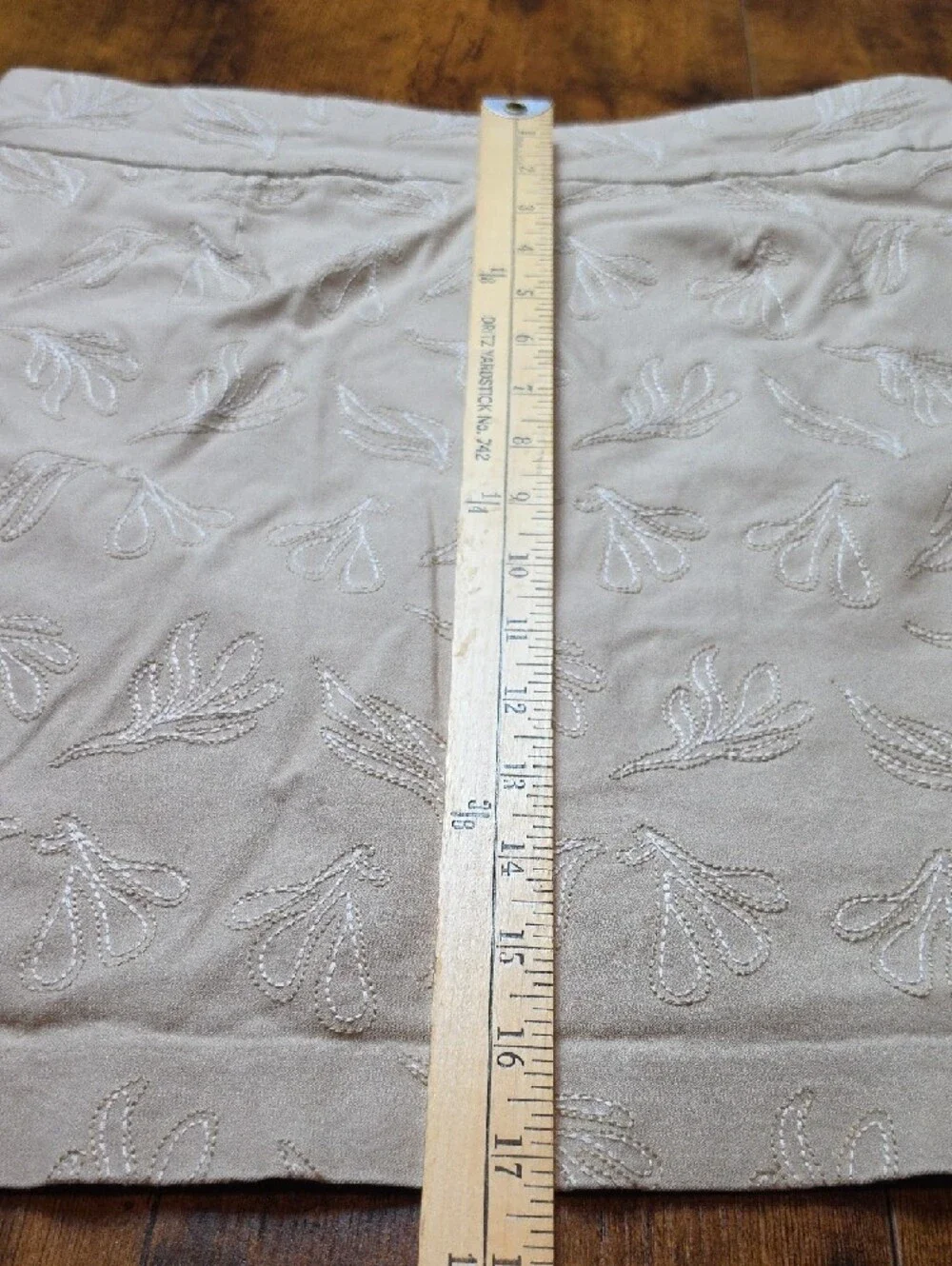 CHICO’S‎ | Minimalist Embroidered Leaves Pull On Khaki Skort Skirt Pockets  | 10